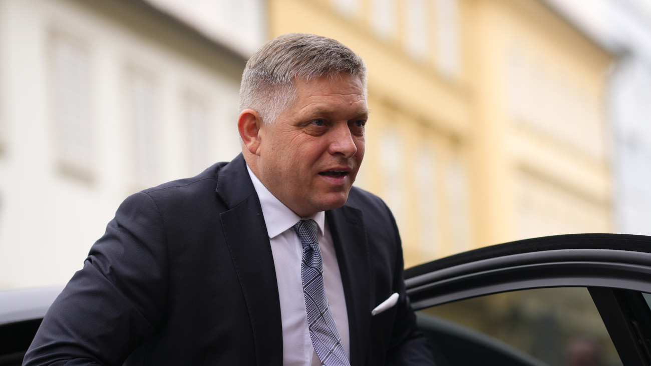 A 2024. február 27-i képen Robert Fico szlovák kormányfő érkezik a Visegrádi négyek (V4) prágai tanácskozására. Ficó 2024. május 15-én lőfegyveres incidensben megsebesült Nyitrabányán (Handlova) egy kihelyezett kormányülés után. A kormányfőt kórházba szállították. A feltételezett tettest őrizetbe vették.