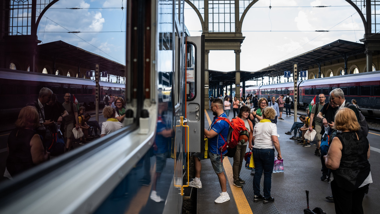 Utasok a Csíksomlyóra tartó zarándokvonat indulása előtt a budapesti Keleti pályaudvaron 2023. május 26-án. A vonat mintegy 400 zarándokot visz a csíksomlyói búcsúba.