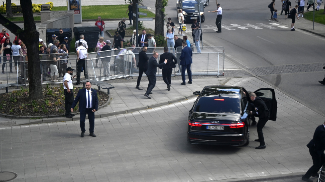 A merénylet áldozatává vált Robert Fico szlovák miniszterelnök testőrei intézkednek a lőfegyveres támadás helyszínén, a Pozsonytól mintegy 150 kilométerre, északkeletre fekvő Nyitrabányán (Handlová) 2024. május 15-én. Ficót több lövés érte a mellkasán és a gyomrán, a politikust életveszélyes állapotban, mentőhelikopterrel szállították kórházba Besztercebányán (Banská Bystrica).