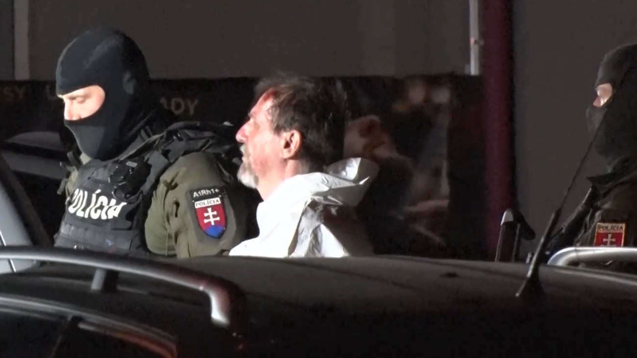 Kommandósok gyűrűjében kísérték autójához Robert Fico merénylőjét, bombát kerestek