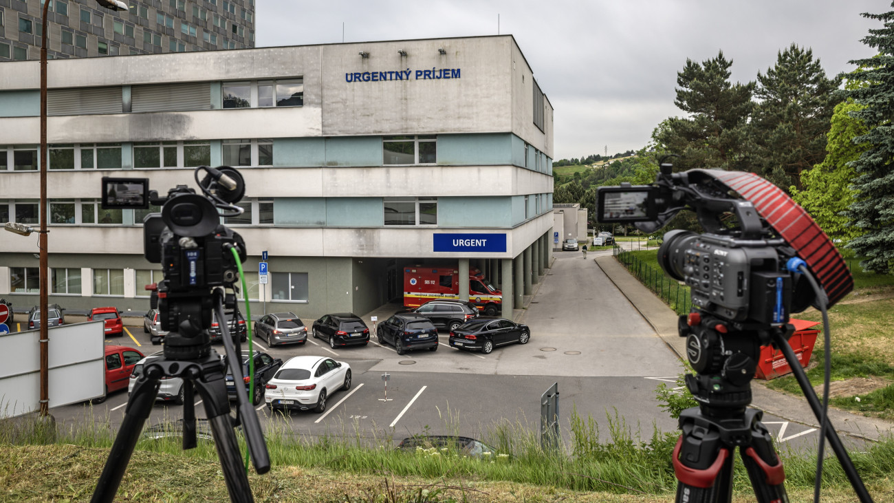 Tévékamerák a Robert Fico szlovák miniszterelnököt ápoló besztercebányai F. D. Roosevelt Kóház előtt 2024. május 17-én. A politikust két nappal korábban Nyitrabányán négy lövéssel életveszélyesen megsebesítette egy 71 éves lévai férfi.