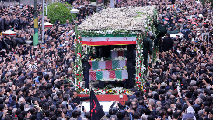 Iránban megkezdődött az elhunyt elnök és a többi áldozat temetési szertartása