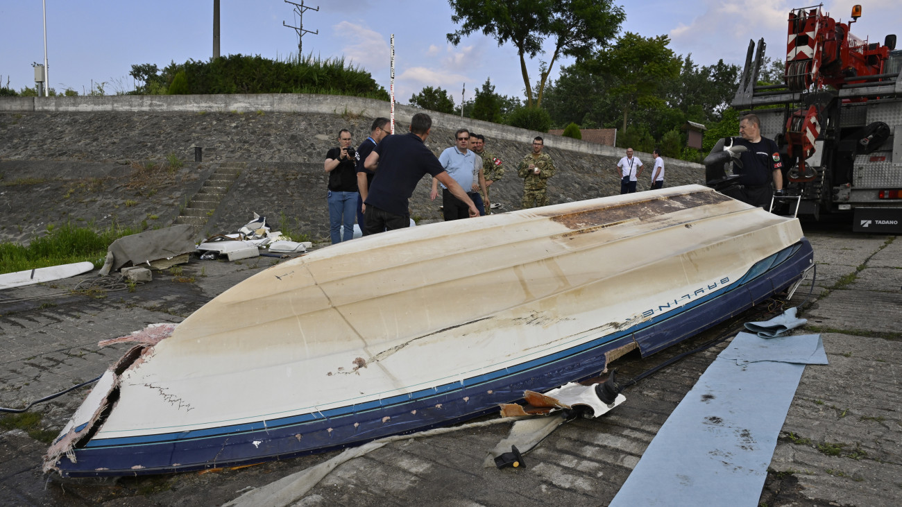Rendőrségi helyszínelés egy balesetet szenvedett motorcsónak roncsánál az újpesti hadikikötőben  2024. május 19-én. A kisgéphajó egy szállodahajóval ütközött össze a Dunán Verőce közelében május 18-án éjjel. A motorcsónakban nyolcan utaztak, egyet közülük súlyos sérülésekkel kórházba vittek, két holttestet találtak.