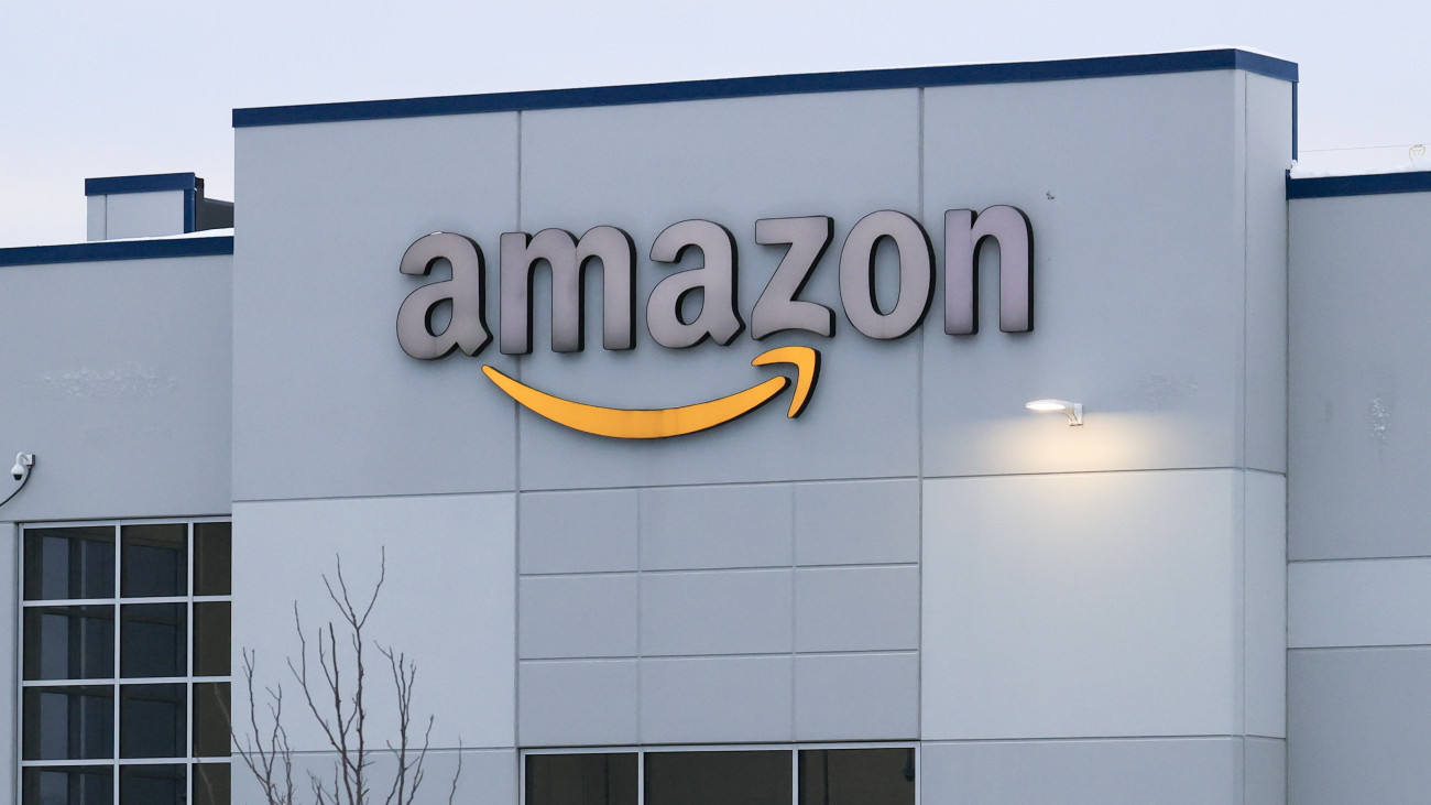 Az Amazon internetes kiskereskedelmi óriásvállalat raktárának bejárata az Illinois állambeli Waukeganben 2021. február 2-án. Az Amazon bejelentette, hogy Jeff Bezos vezérigazgató az év során lemond posztjáról, és helyét Andy Jassy, az Amazon internetes kiskereskedelmi vállalat felhő alapú platformjáért felelős Amazon Web Services (AWS) vezetője veszi át.