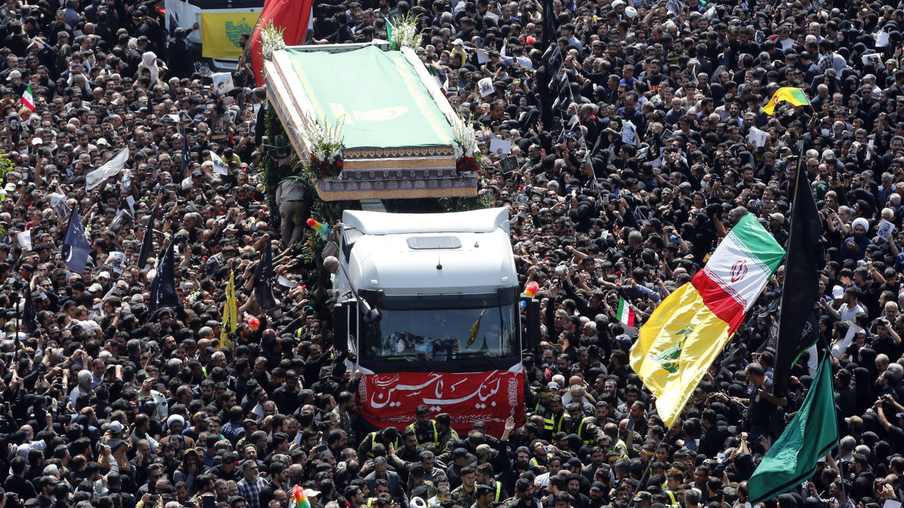 Gyászolók Ebrahim Raiszi iráni elnök temetésén Teheránban 2024. május 22-én. A három nappal korábbi balesetben életét vesztette többek között Hoszein Amirabdollahián iráni külügyminiszter is.