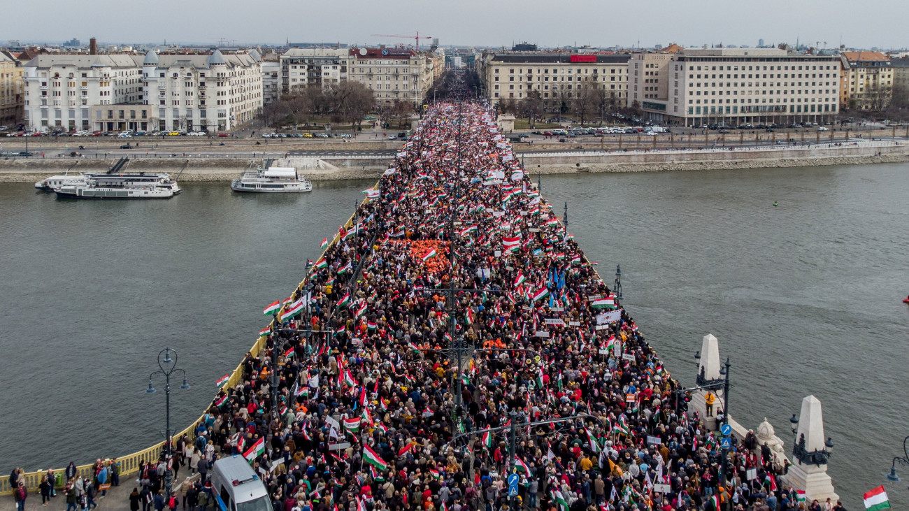 A Civil Összefogás Fórum - Civil Összefogás Közhasznú Alapítvány (CÖF-CÖKA) Békemenetének résztvevői vonulnak a Margit hídon az 1848-49-es forradalom és szabadságharc kitörésének évfordulóján 2022. március 15-én.