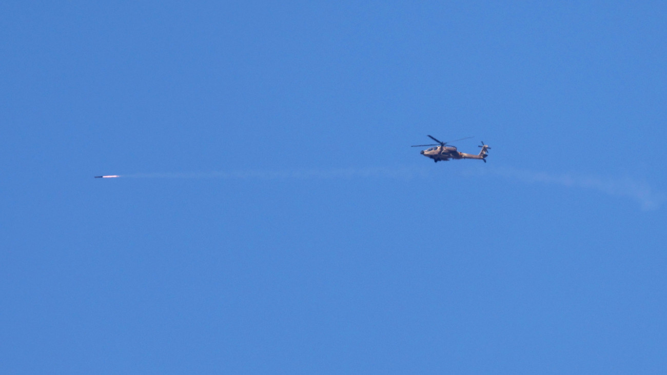 Az izraeli hadsereg Apache helikoptere rakétát lő ki a Gázai övezet északi részére Dél-Izraelből fotózva 2024. május 13-án. A Hamász palesztin iszlamista szervezet fegyveresei október 7-én támadást indítottak Izrael ellen, az izraeli haderő pedig válaszul légi és szárazföldi hadműveleteket hajt végre a Gázai övezetben.