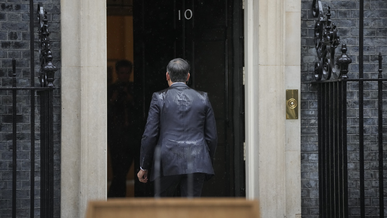 Az esőben megázott Rishi Sunak brit miniszterelnök sajtónyilatkozata után visszamegy a londoni kormányfői rezidencia, a Downing Street 10. épületébe. Itt bejelentette, hogy a parlamenti választásokat július 4-én tartják Nagy-Britanniában.