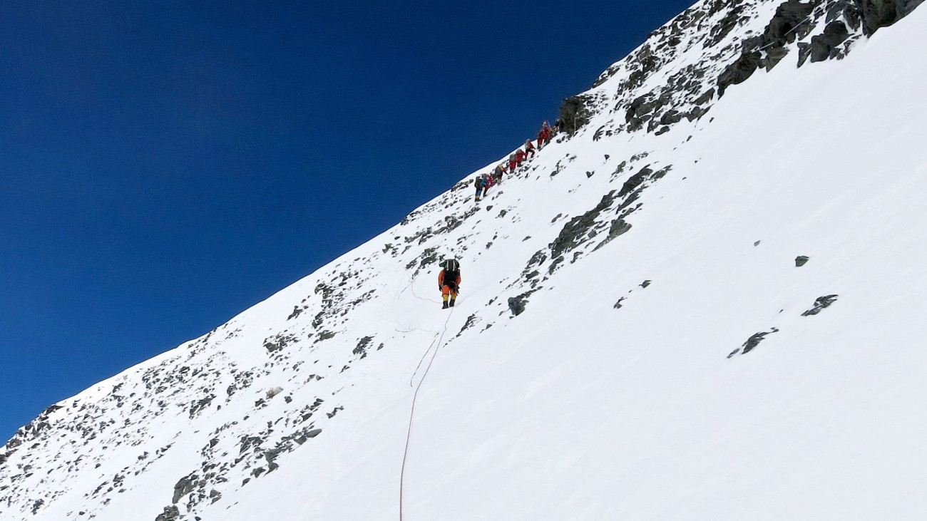 Katmandu, 2016. május 24.Phurba Tendzsing nepáli serpa által közreadott felvétel egy hegymászóról a 7200 méter magasan levő harmadik és a 7950 méteres magasságban működő negyedik tábor közötti úton a Mount Everest csúcsa felé 2016. május 24-én. Előző nap a 34 éves ausztrál Maria Styrdom és a 43 éves indiai Szubhas Paul, illetve egy nappal korábban a 35 éves holland Eric Arnold halálával háromra nőtt az áldozatok száma a Himalája legmagasabb, 8848 méteres hegycsúcsának idei mászószezonjában, további két hegymászónak 21-én veszett nyoma. (MTI/EPA/Phurba Tendzsing)
