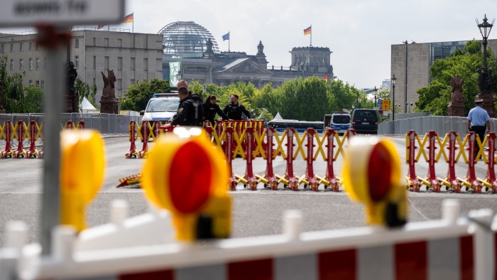 Óriási a készültség, lépten-nyomon rendőrökbe botlani Berlinben