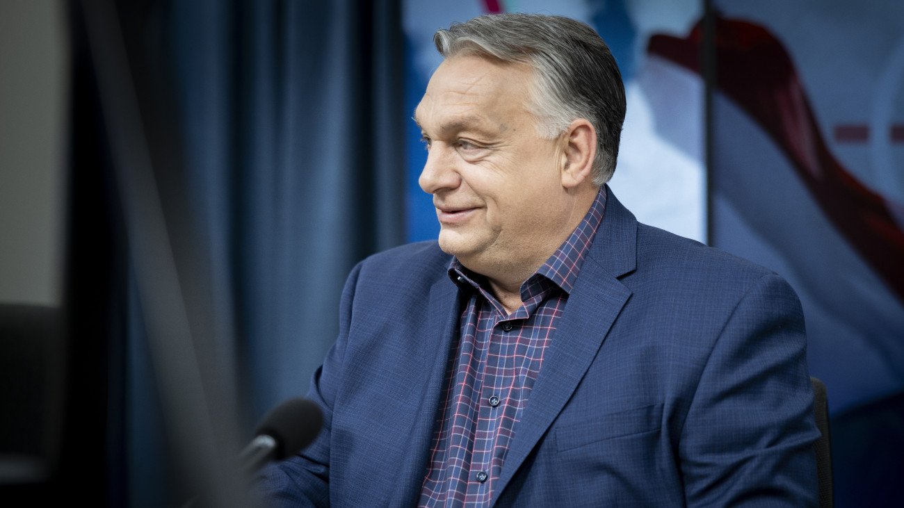 A Miniszterelnöki Sajtóiroda által közreadott képen Orbán Viktor kormányfő interjút ad a Jó reggelt, Magyarország! című műsorban a Kossuth rádió óbudai stúdiójában 2024. május 3-án.