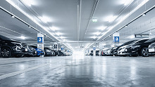 Új technológia: az autó önállóan védekezne a parkolási balesetek ellen