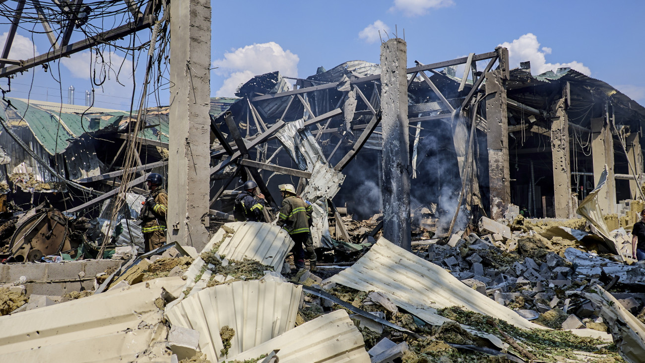 Romok között tűzoltók Harkivban 2024. május 23-án, miután orosz rakétatalálat ért egy nyomdát a kelet-ukrajnai városban. Ukrán források szerint hét ember életét vesztete, tizenhat megsebesült Harkivban.