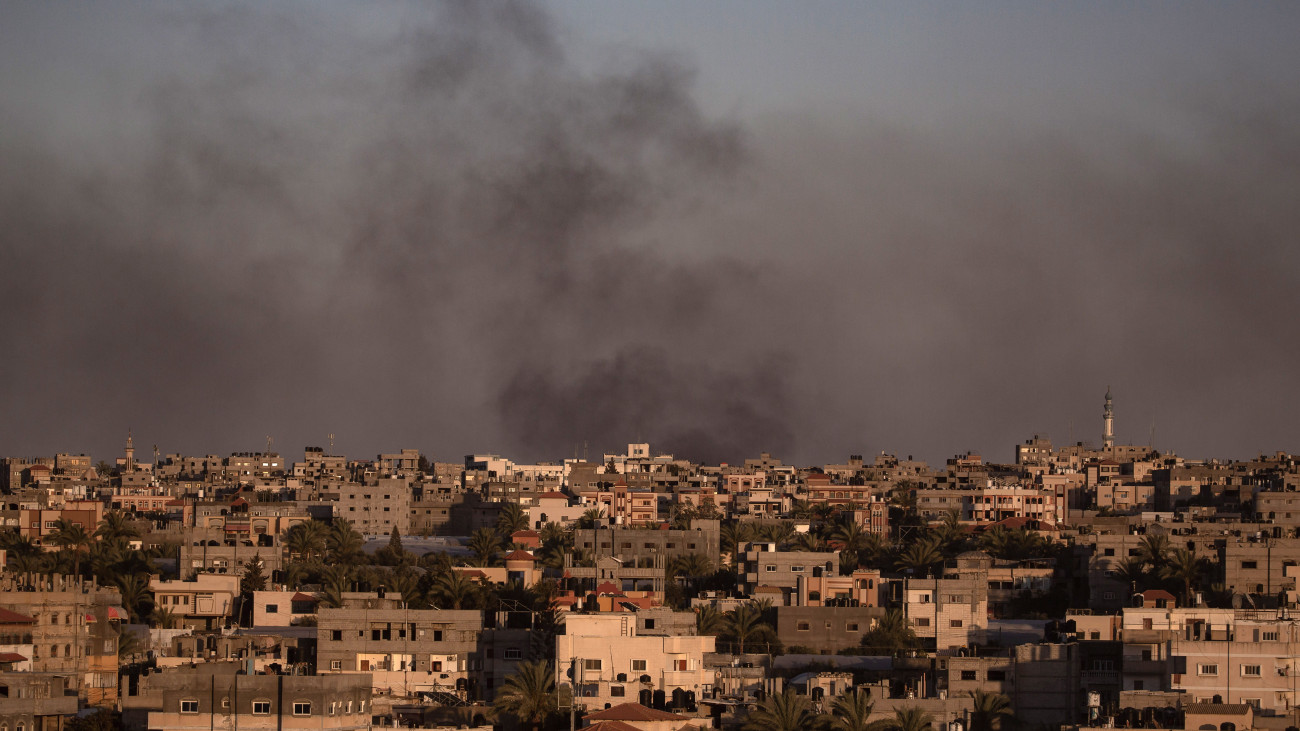 Izraeli légicsapás füstje gomolyog a Gázai övezet déli részében levő Rafah felett 2024. május 24-én. A Nemzetközi Bíróság (ICJ) a Dél-afrikai Köztársaság által Izraellel szemben népirtás vádjával indított keresete nyomán 2024. május 24-én felszólította Izraelt, hogy azonnal állítsa le katonai offenzíváját Rafah városa ellen és vonuljon ki a területről a palesztin lakosságra leselkedő további kockázatok elkerülése érdekében.