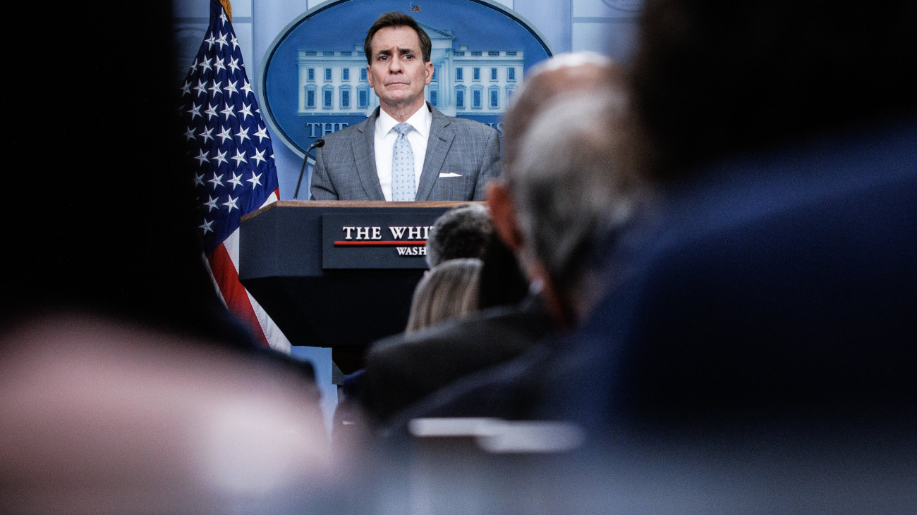 John Kirby, az amerikai elnök nemzetbiztonsági szóvivője sajtóértekezletet tart a washingtoni Fehér Házban 2024. április 2-án.