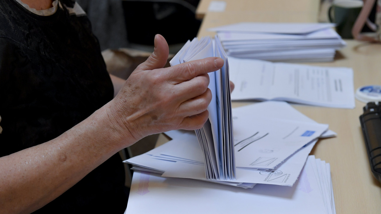 A levélben érkezett szavazatokat dolgozzák fel a Nemzeti Választási Iroda (NVI) Alkotmány utcai központjában 2022. április 6-án.