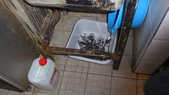 Szörnyű állapotok egy debreceni vendéglátóhelyen – videó