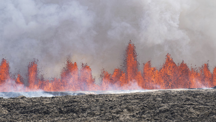 Több száz turistát kellett kivinni, ismét vulkánkitörés volt Izlandon - képek, videó
