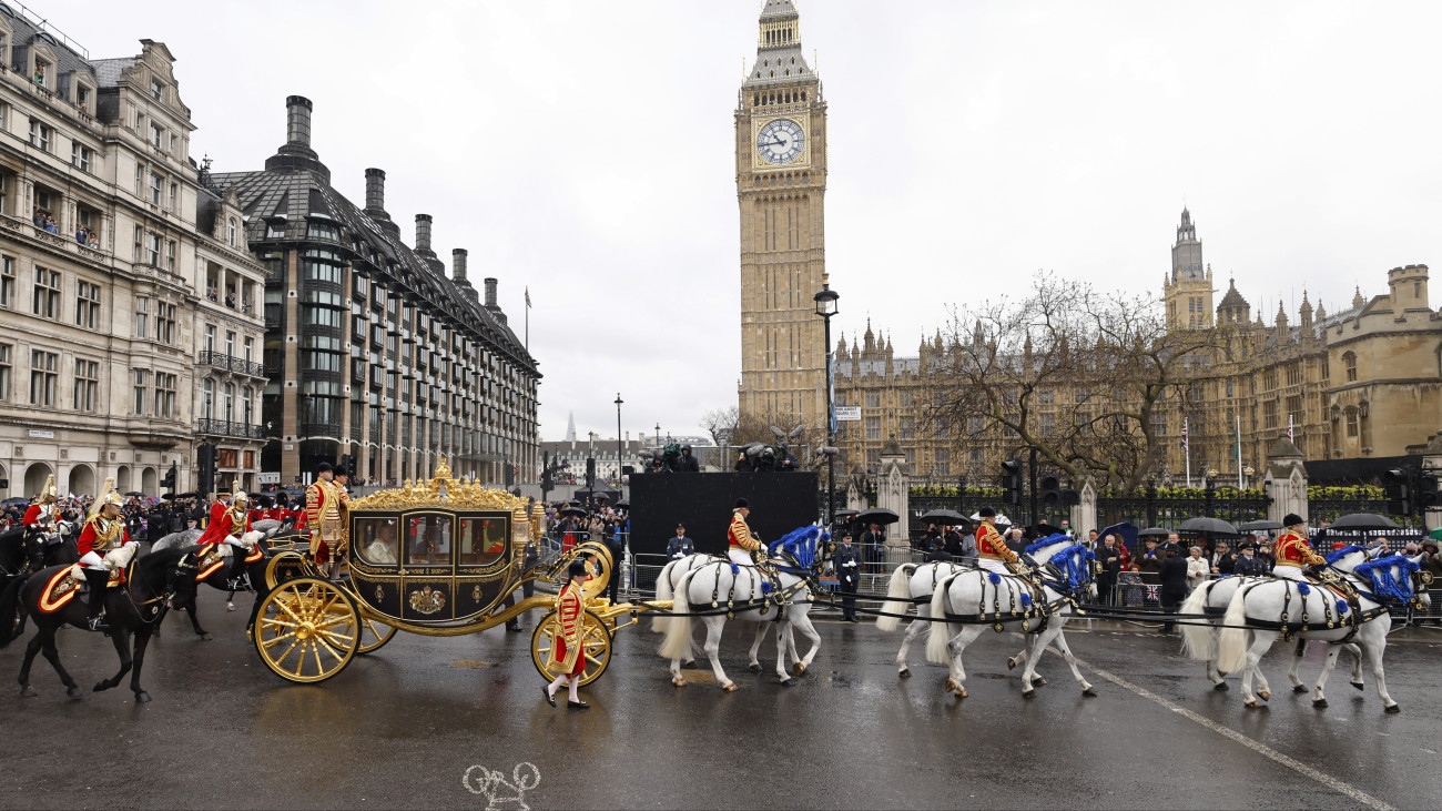 III. Károly brit király és Kamilla királyné a gyémántjubileumi állami hintón a londoni Parlament téren át az uralkodó koronázásának színhelyére, a Westminster-apátságba hajtat 2023. május 6-án.