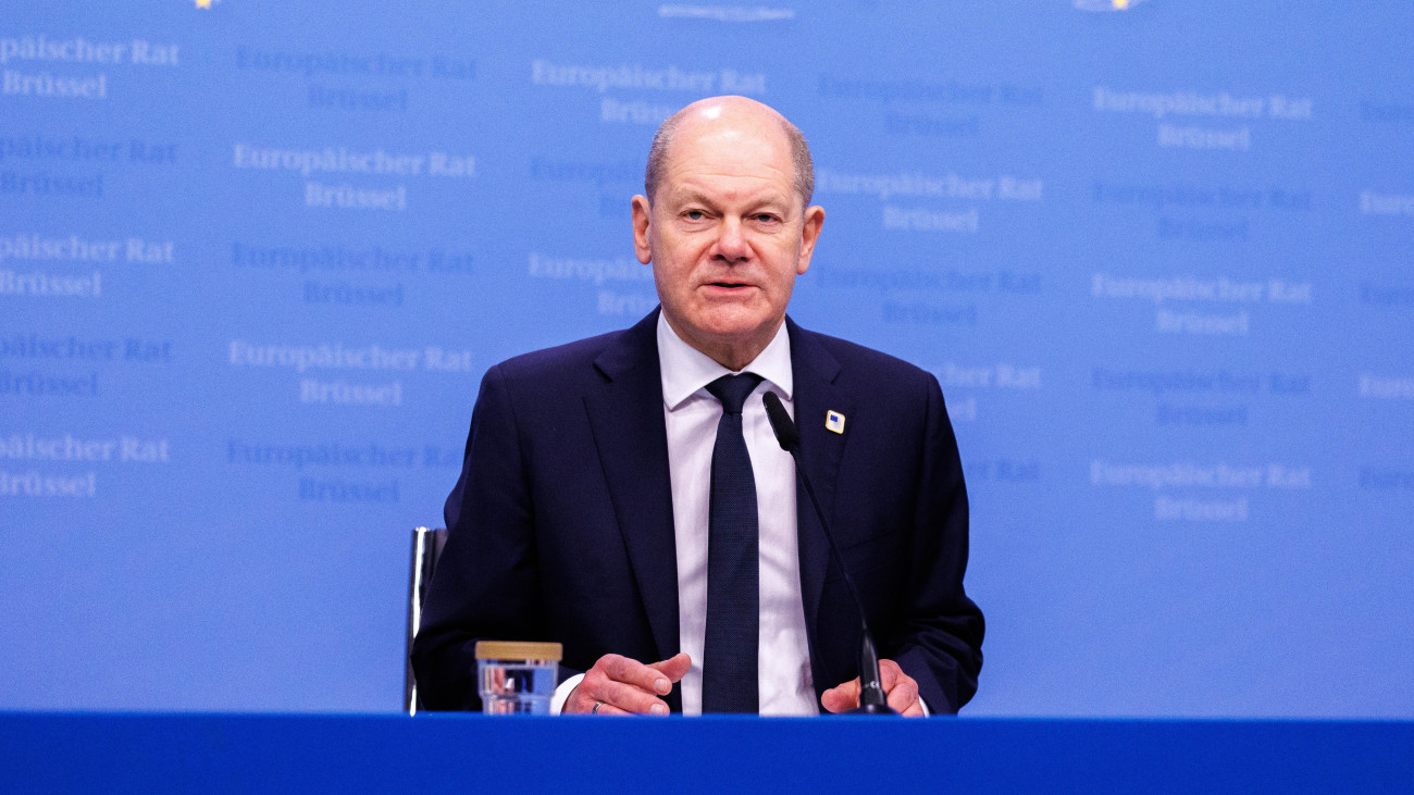 Európai Tanács - Olaf Scholz német kancellár sajtóértekezletet tart az Európai Unió kétnapos brüsszeli csúcstalálkozója végén 2024. március 22-én.