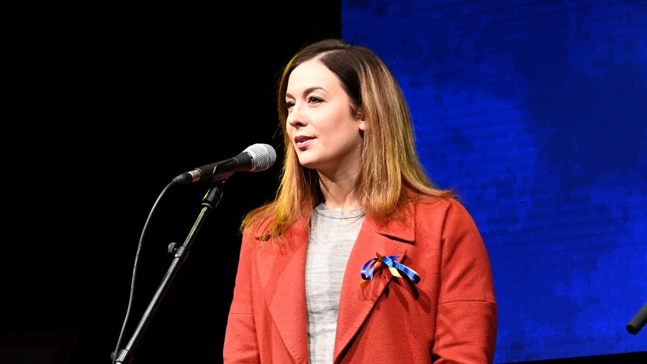 Cseh Katalin, a Momentum EP-képviselője beszédet mond az ukrajnai háború kitörésének második évfordulóján tartott demonstráción Budapesten, az orosz nagykövetség épülete közelében 2024. február 24-én. A tüntetést a Momentum Mozgalom és az Európához Tartozunk Egyesület szervezte.