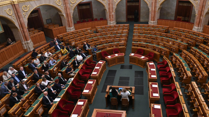 Parlament: orosz zászlók az üresen maradt kormánypárti székeken