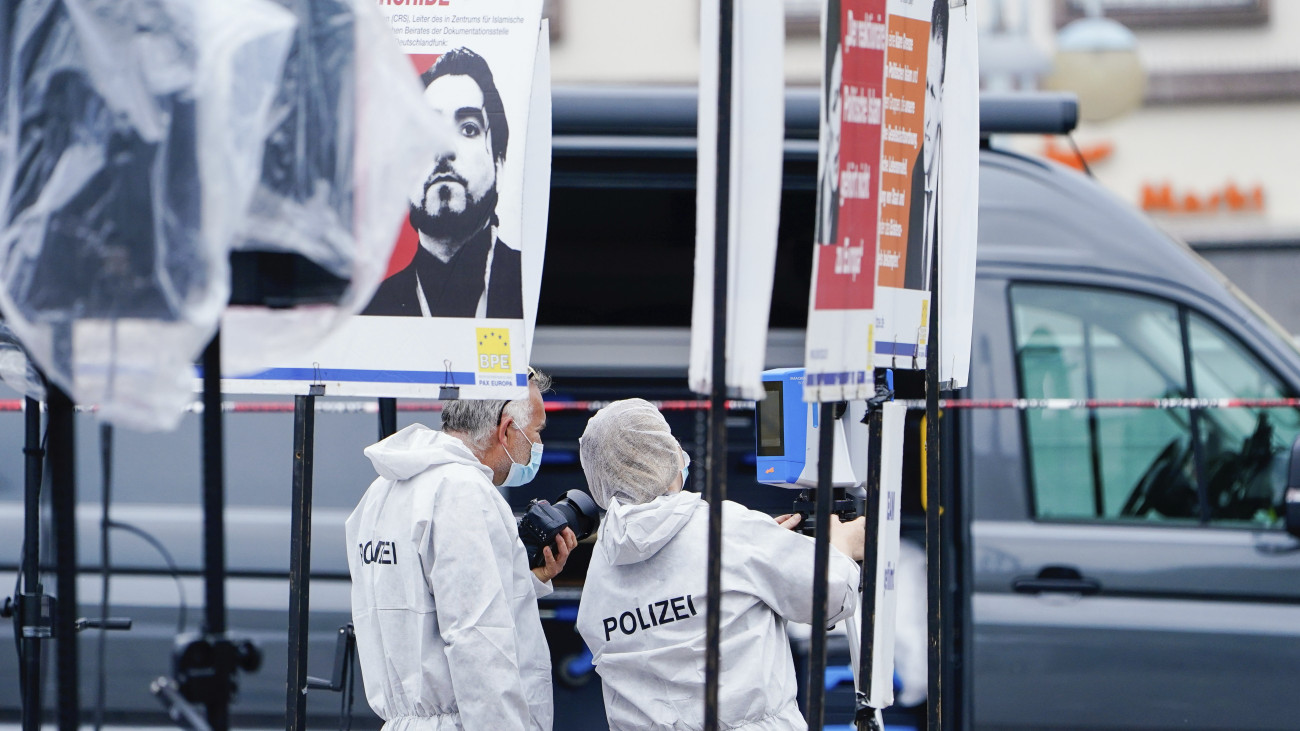 Bűnügyi helyszínelők egy kampánysátornál a Baden-Württemberg tartománybeli Mannheim Marktplatz nevű óvárosi terén, ahol egy férfi több embert megsebesített késsel 2024. május 31-én. A rendőrség meglőtte a támadót. A sérültek között van Michael Stürzenberger 59 éves konzervatív politikus, iszlámellenes aktivista is, aki beszédre készült a Pax Europa polgári mozgalomnak a helyszínen tartott rendezvényén.