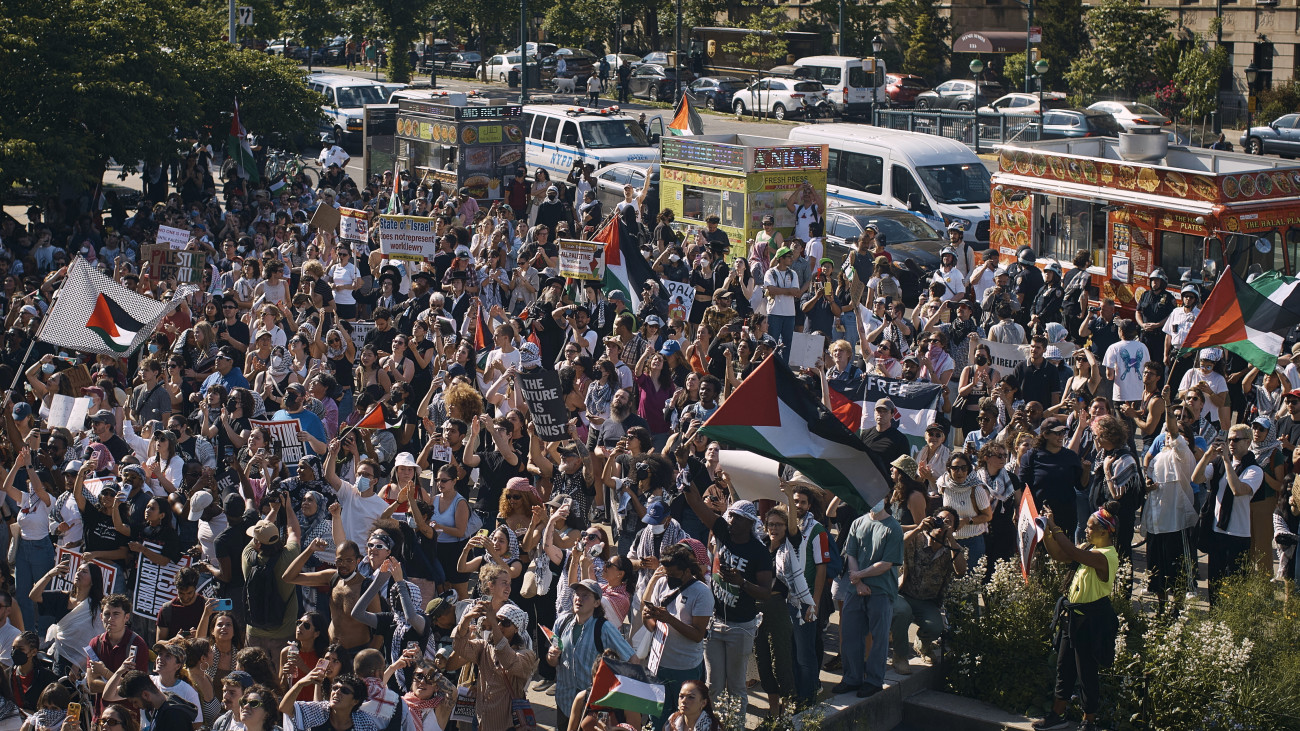 Palesztinpárti tüntetők a Brooklyni Közkönyvtárnál egy tartós gázai tűzszüneti megállapodást követelő tiltakozáson New Yorkban 2024. június 1-jén. A Hamász palesztin iszlamista szervezet fegyveresei 2023. október 7-én támadást indítottak Izrael ellen, az izraeli haderő pedig válaszul légi és szárazföldi hadműveleteket hajt végre a palesztinok lakta Gázai övezetben.