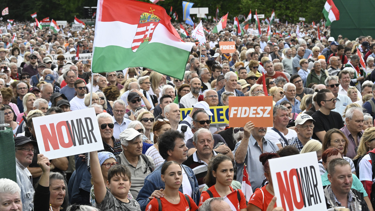 A Civil Összefogás Fórum - Civil Összefogás Közhasznú Alapítvány (CÖF-CÖKA) Békemenetének résztvevői a margitszigeti nagyréten 2024. június 1-jén.