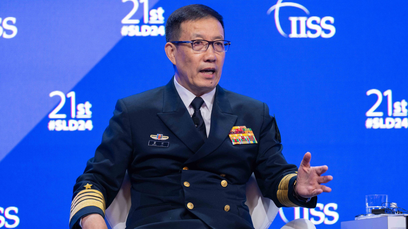 A Stratégiai Tanulmányok Nemzetközi Intézetének (IISS) felvételén Tung Csün kínai nemzetvédelmi miniszter felszólal a 21. Shangri-La Párbeszéd címmel szervezett regionális biztonságpolitikai fórum plenáris ülésén Szingapúrban 2024. június 2-án.