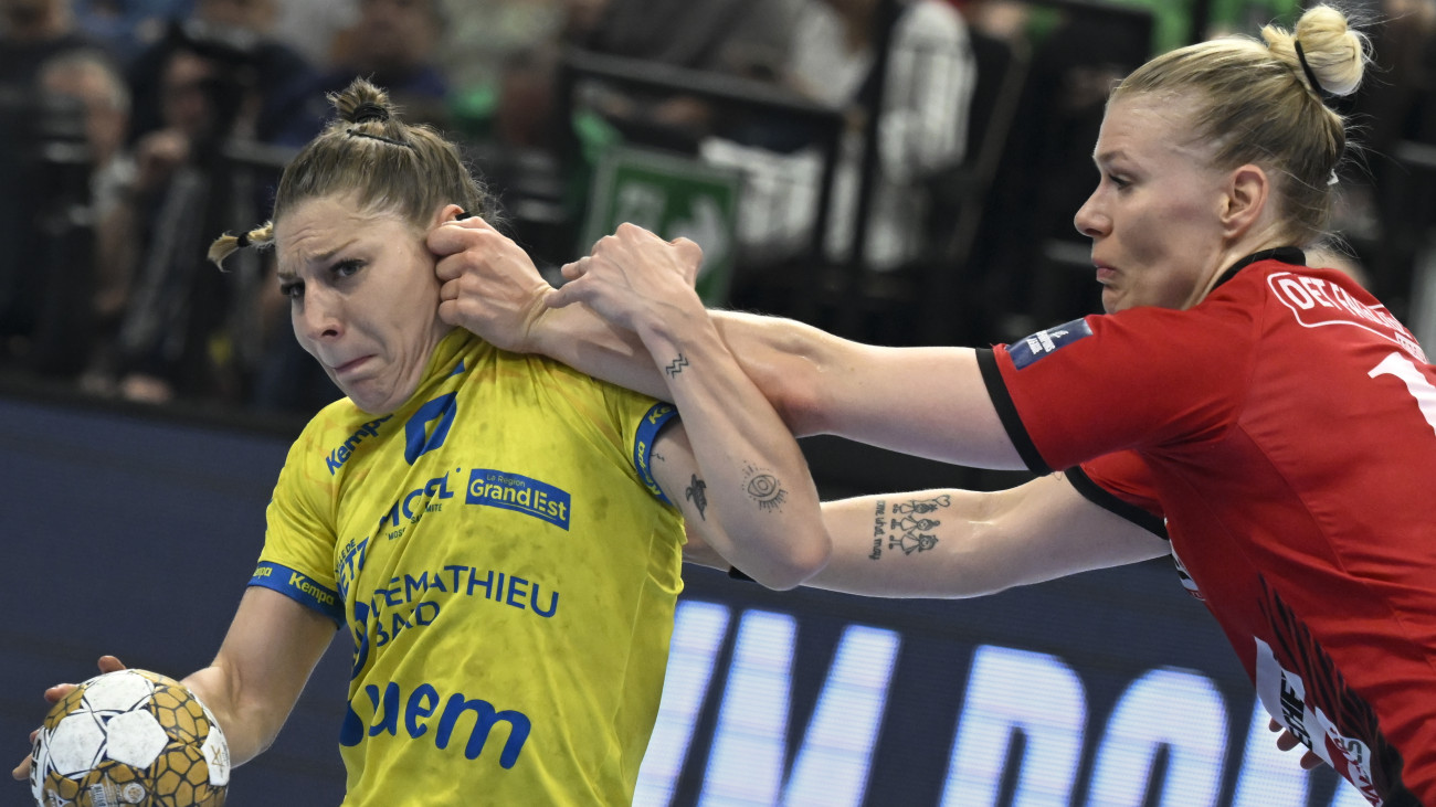 Chloé Valentini (b), a Metz és Kathrine Brothmann Heindahl  (j), a Team Esbjerg játékosa a női kézilabda Bajnokok Ligája négyes döntőjében a harmadik helyért játszott Team Esbjerg - Metz HB mérkőzésen a budapesti MVM Dome-ban 2024. június 2-án.