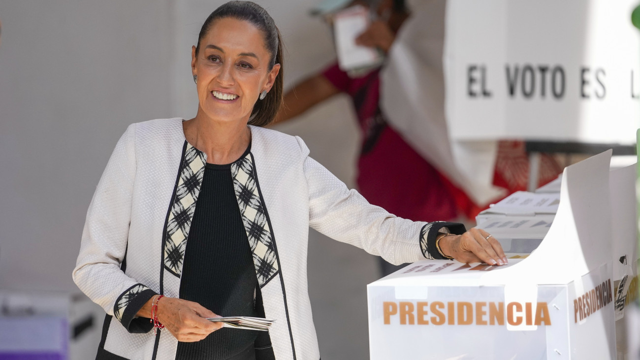 Leadja szavazatát Claudia Sheinbaum kormánypárti elnökjelölt az elnök- és parlamenti választásokon Mexikóvárosban 2024. június 2-án.