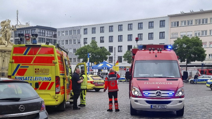 Eltemették a Mannheimben meggyilkolt rendőrt: ismét napirenden az illegális menekültek kitoloncolása