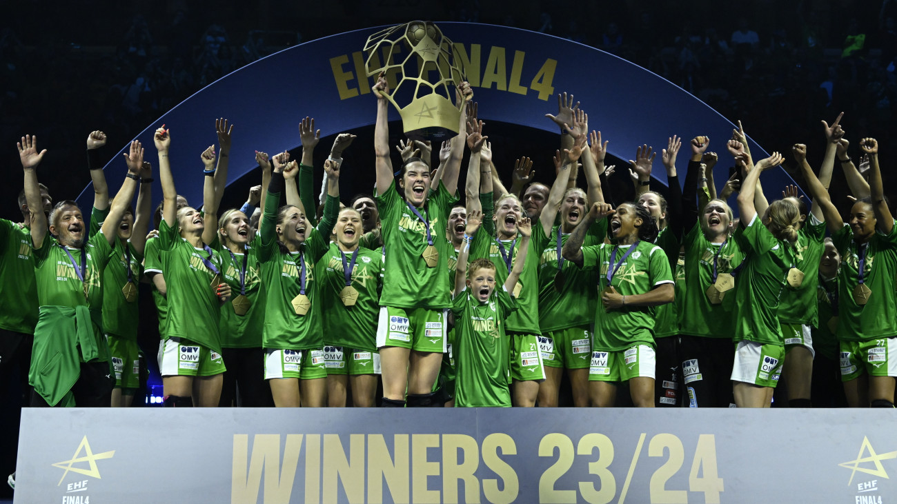 A győztes győri csapat játékosai a trófeával ünnepelnek az eredményhirdetésen, középen Kari Brattset, miután 30-24-re nyertek a női kézilabda Bajnokok Ligája négyes döntőjének fináléjában játszott Győri Audi ETO KC - SG BBM Bietigheim mérkőzésen a budapesti MVM Dome-ban 2024. június 2-án. A Győr hatodik alkalommal nyerte meg a női kézilabda Bajnokok Ligáját.