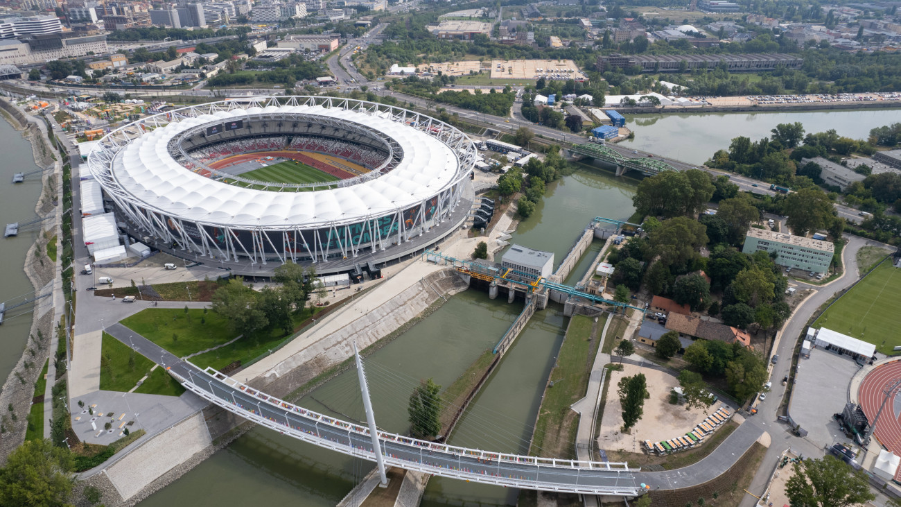 A drónnal készült felvételen a Nemzeti Atlétikai Központ 2023. augusztus 17-én, két nappal a budapesti atlétikai világbajnokság kezdete előtt. Magyarország történetének legnagyobb sporteseményét augusztus 19. és 27. között rendezik. Az előtérben az osztószigeti (Robinson) gyalogoshíd, középen a Kvassay zsilip, a háttérben a Kvassay híd és a gyorsvasúti híd.