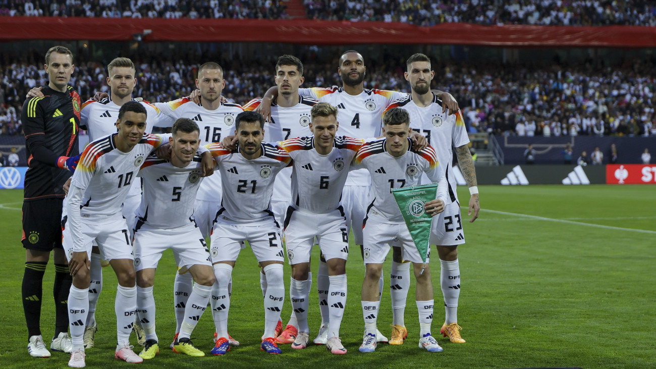 A német válogatott tagjai felsorakoznak a Max Morlock stadionban a Németország-Ukrajna felkészülési labdarúgó-mérkőzés kezdete előtt Nürnbergben 2024. június 3-án.