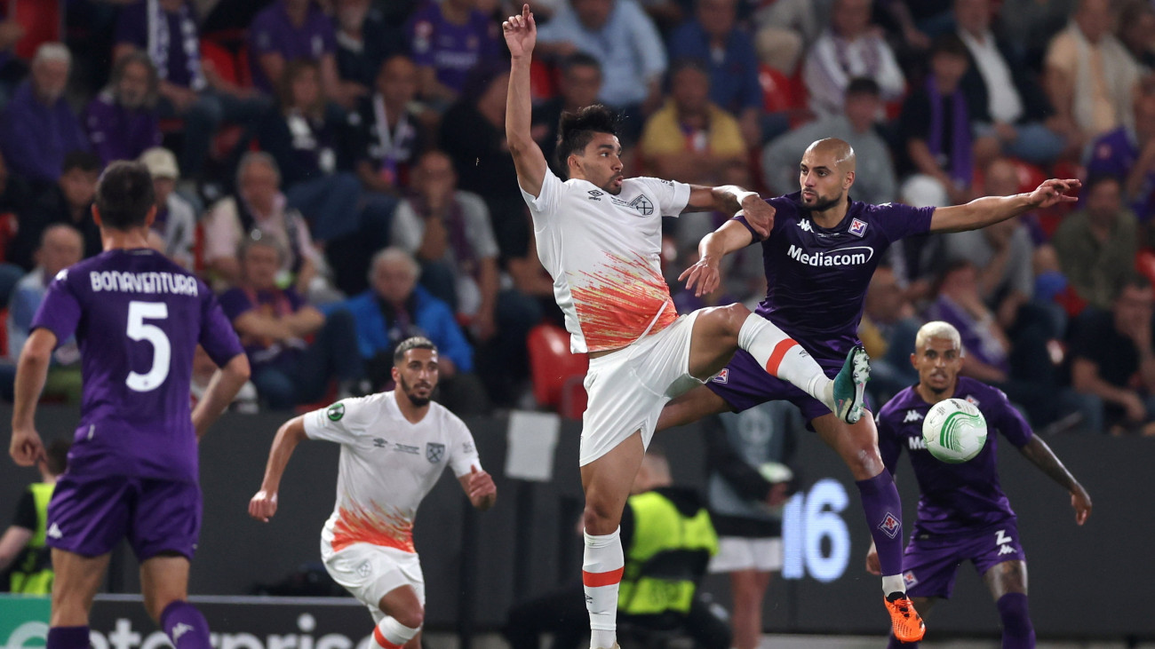 Prága, 2023. június 7.Szofjan Amrabat, a Fiorentina (j) és Lucas Paqueta, a West Ham United játékosa a labdarúgó Konferencia-liga döntőjének Fiorentina-West Ham United mérkőzésén a prágai Eden Arénában 2023. június 7-én.