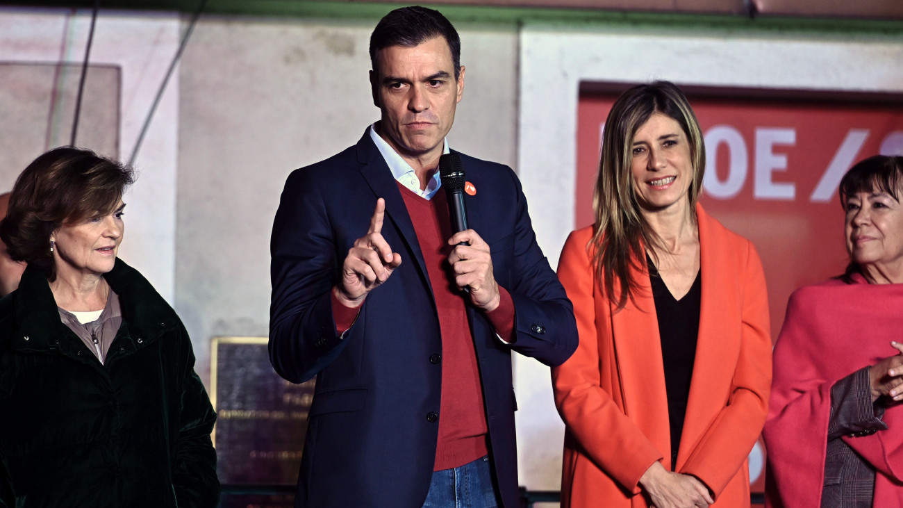 Pedro Sánchez ügyvivő kormányfő, a Spanyol Szocialista Munkáspárt (PSOE) főtitkára (k) felesége, Begona Gómez (j2) és Carmen Calvo kormányfőhelyettes (b) társaságában a párt madridi székházánál tartott eredményváró rendezvényen 2019. november 10-én, a spanyol parlamenti választások napján.