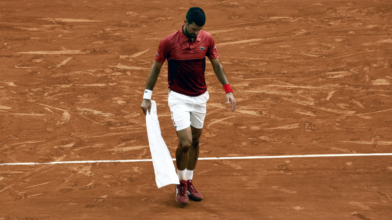 A szerb Novak Djokovic az argentin Francisco Gerundolo elleni játszma közben a francia nemzetközi teniszbajnokság férfi egyesének negyedik fordulójában a párizsi Roland Garros Stadionban 2024. június 3-án.