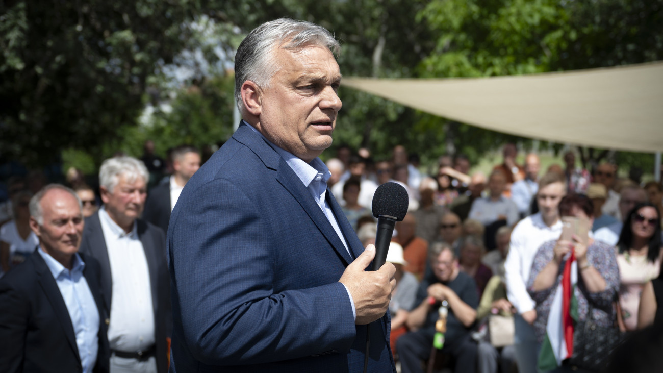 A Miniszterelnöki Sajtóiroda által közreadott képen Orbán Viktor miniszterelnök, a Fidesz elnöke beszédet mond országjáró kampánykörútjának dabasi állomásán 2024. június 5-én.