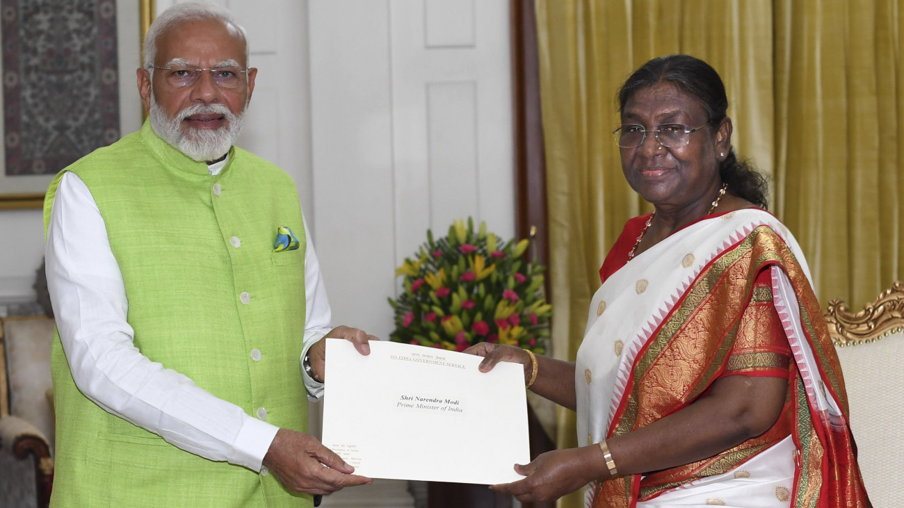 Az indiai elnöknek az X internetes portálon közzétett fotóján Draupadi Murmu indiai elnök (j) elfogadja Narendra Modi indiai miniszterelnök és kabinete lemondását Újdelhiben 2024. június 5-én. Az egy nappal korábban nyilvánosságra hozott eredmények szerint Modi pártja, a hindu nacionalista Bháratíja Dzsanatá Párt (BJP) győzött a június 1-jén zárult parlamenti választásokon. A 73 éves politikus India második olyan miniszterelnöke, aki egymás után három parlamenti választásokon is győzelmet aratott.