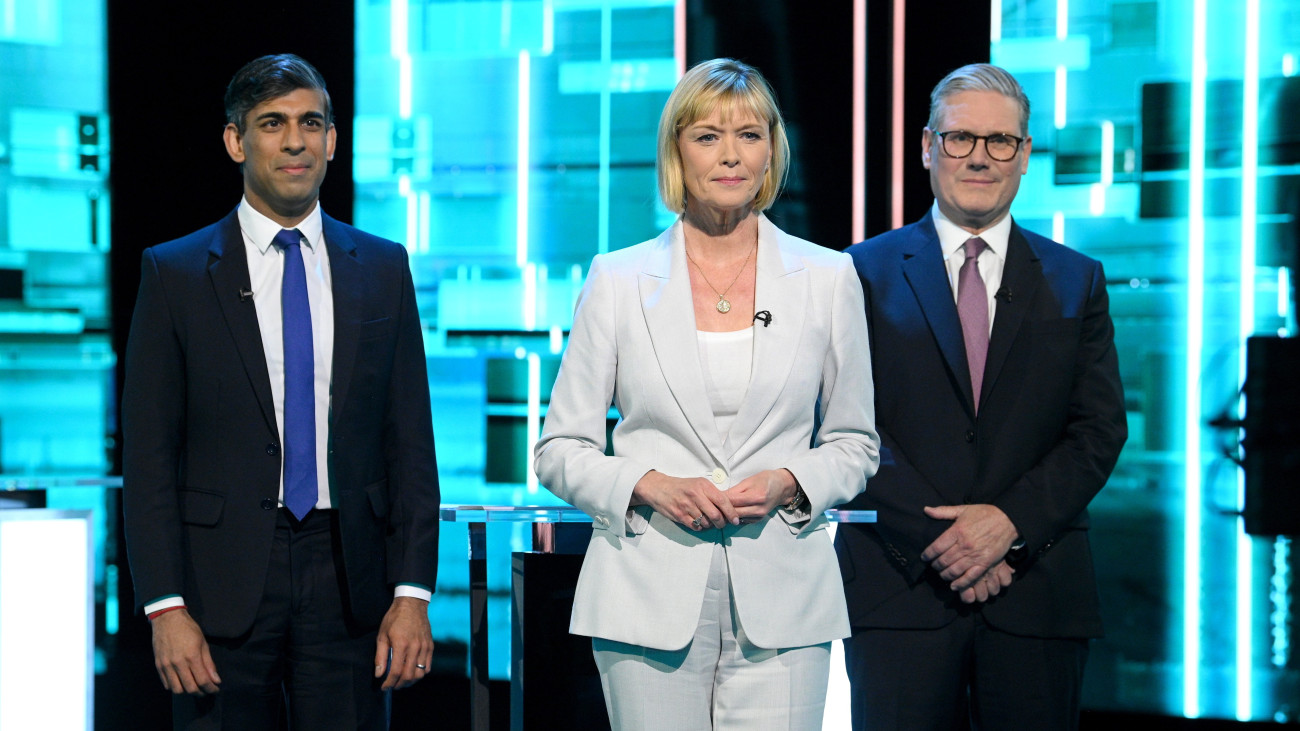 Az ITV kereskedelmi televízió felvétele Rishi Sunak konzervatív párt brit kormányfőről, Julie Etchingham műsorvezetőről és Keir Starmerről, a legnagyobb ellenzéki erő, a Munkáspárt vezetőjéről az első televíziós választási vitájuk kezdetén Salfordban 2024. június 4-én. Az Egyesült Királyságban július 4-én tartanak parlamenti választásokat.