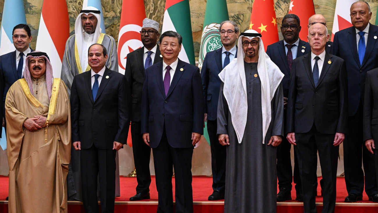 Peking, 2024. május 30.Csoportkép a kínai-arab együttműködési fórum 10. miniszteri találkozóján részt vevő politikusokról Pekingben 2024. május 30-án. Első sorban b-j: Hamad bin Isza ál-Halifa bahreini király, Abdel-Fattáh esz-Szíszi egyiptomi államfő, Hszi Csin-ping kínai elnök, Mohamed bin Zájid an-Nahajan sejk, az Egyesült Arab Emírségek elnöke és Kaisz Szaíd tunéziai elnök.