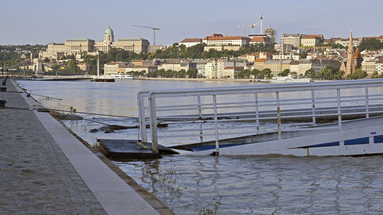 Budapest, 2024. június 7.Víz alá került kikötői feljáró a Parlamentnél, az Id. Antall József rakparton 2024. június 7-én. Az érkező dunai árhullám miatt a Budapest Közút már lezárta a forgalom elől a budai alsó rakpartot a Mozaik utca és a Rákóczi híd között, illetve a pesti alsó rakpartot a Népfürdő utca és a Közraktár utca között. A folyó tetőzése a fővárosban június 8-án várható, 660 centiméter körüli vízállással.