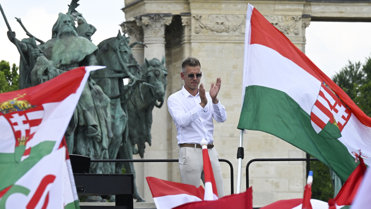 Magyar Péter, a Tisza párt európai parlamenti listavezetője, a párt alelnöke a Tisza párt kampányzáró demonstrációján a Hősök terén 2024. június 8-án.