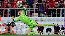 A születésnapos Manuel Neuer talán maradhat, de csak fizetéscsökkentéssel