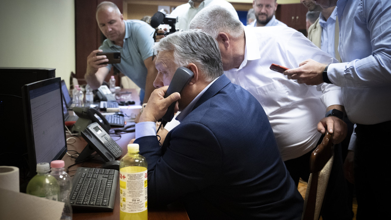A Miniszterelnöki Sajtóiroda által közreadott képen Orbán Viktor miniszterelnök, a Fidesz elnöke telefonon beszél az Egymillió Találkozás Napjára szervezett kampánykörútjának karcagi állomásán 2024. június 8-án. A másnapi választás előtti 24 órában a Fidesz ötvenezer aktivistája és a kormánypárt politikusai egymillió embert keresnek fel személyesen.