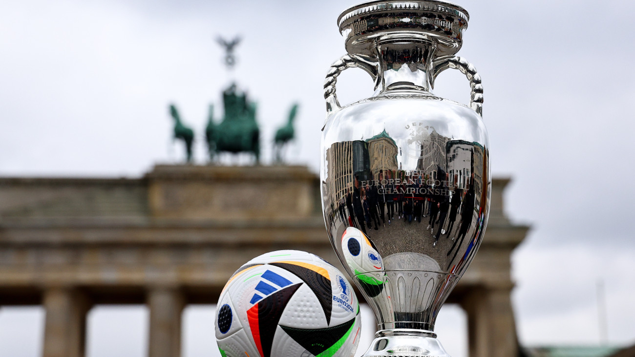 Az Henri Delaunay-kupa, a labdarúgó Európa-bajnokság trófeája a berlini Brandenburgi kapu előtt 2024. április 25-én. A kupa végigjárta a 2024-es németországi torna helyszíneit. A tornát 2024. június 14. és július 14. között rendezik Németországban.
