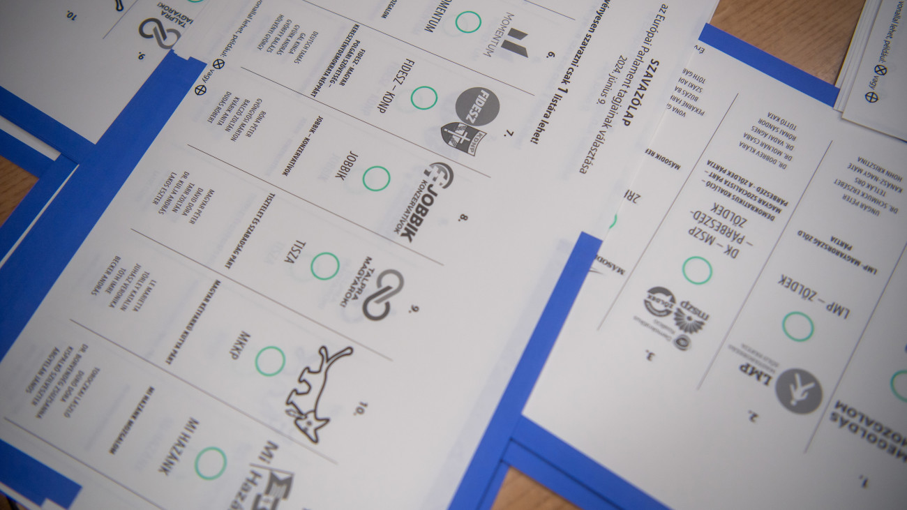 Szavazólapok az önkormányzati, európai parlamenti (EP-) és nemzetiségi választásokon a főváros a VII. kerületi Erzsébetvárosi Kéttannyelvű Általános Iskola, Szakgimnázium és Szakközépiskolában kialakított szavazókörben 2024. június 9-én.