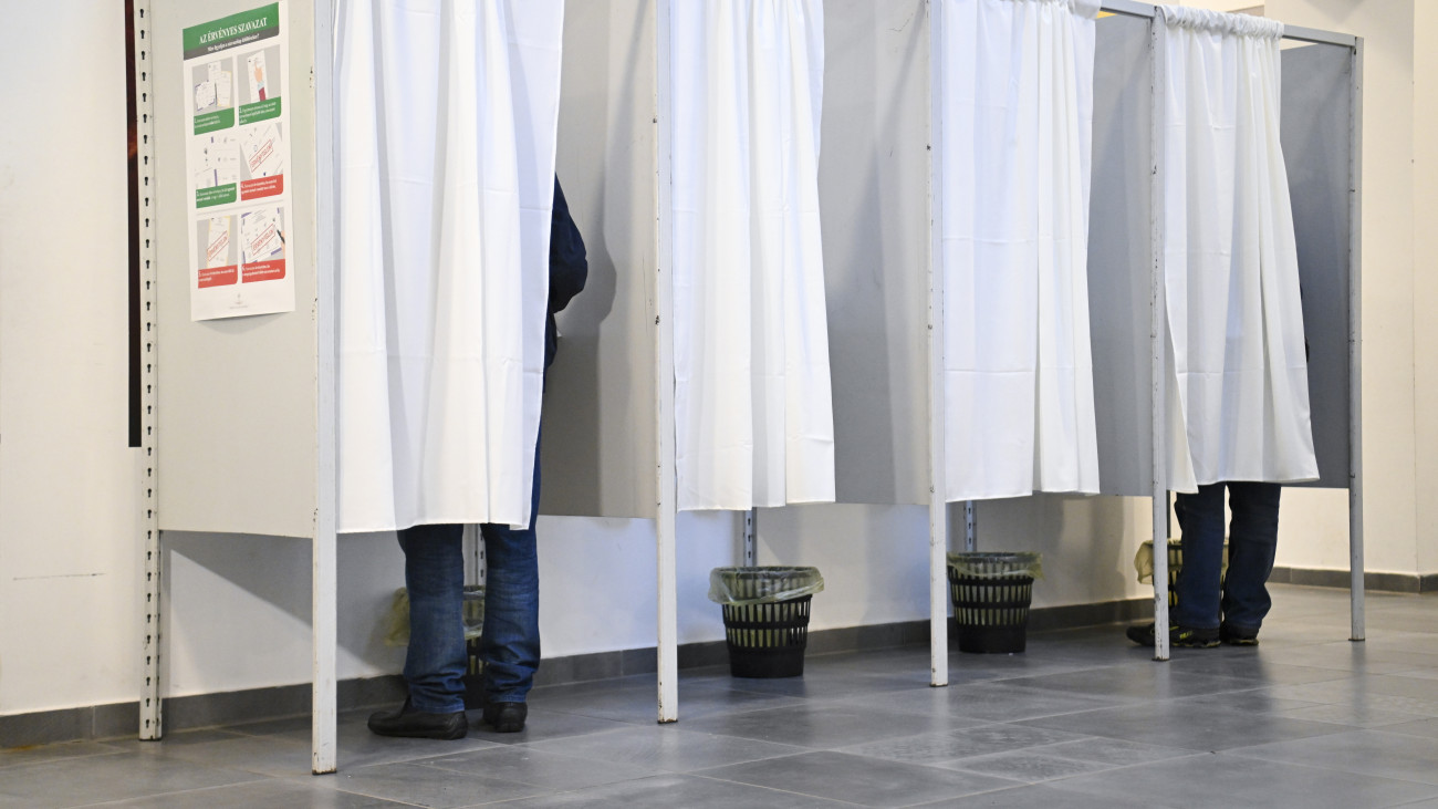 Szavazók az önkormányzati, európai parlamenti (EP-) és nemzetiségi választásokon a XII. kerületi Zugligeti Általános Iskolában kialakított 53-as szavazókörben 2024. június 9-én.